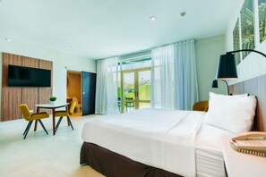 Junior Single Room | Pillow-top beds, in-room safe, desk, laptop workspace