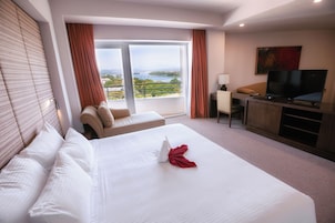 Executive Suite | Minibar, in-room safe, desk, blackout drapes