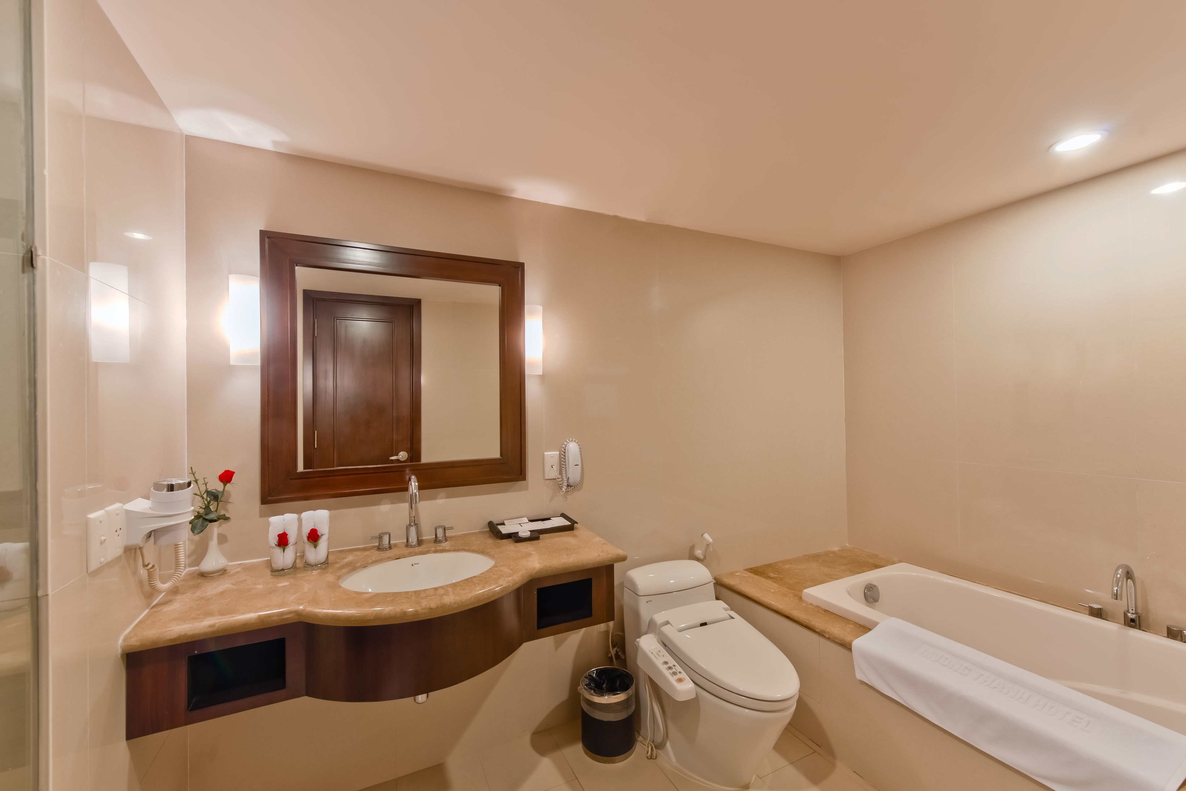 Un baño moderno con lavamanos doble, inodoro y bañera.