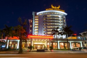 Bagian depan properti - sore/malam