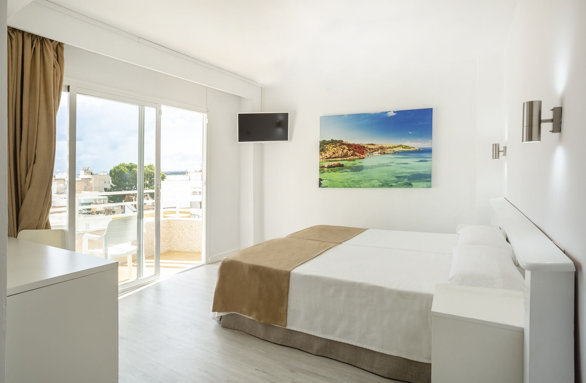Bureau, chambres insonorisées, lits bébé (gratuits), Wi-Fi gratuit