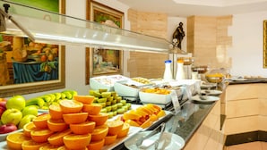 A buffet with various fruits and dishes. - Hotel Kilimanjaro (Llucmajor)