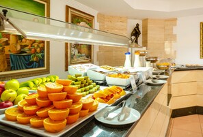 Desayuno buffet (EUR 10 por persona)