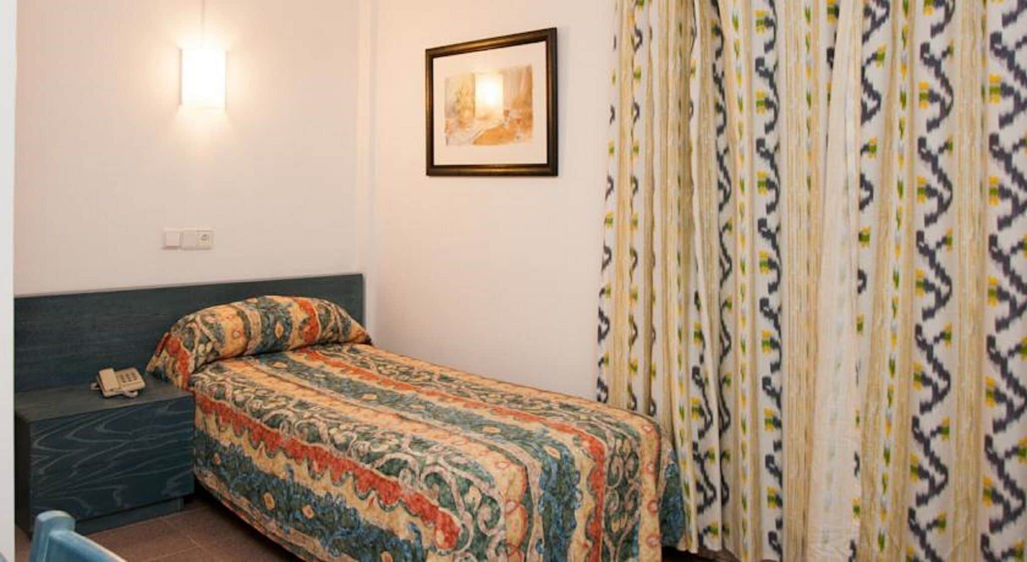 Bureau, chambres insonorisées, lits bébé (gratuits), Wi-Fi gratuit