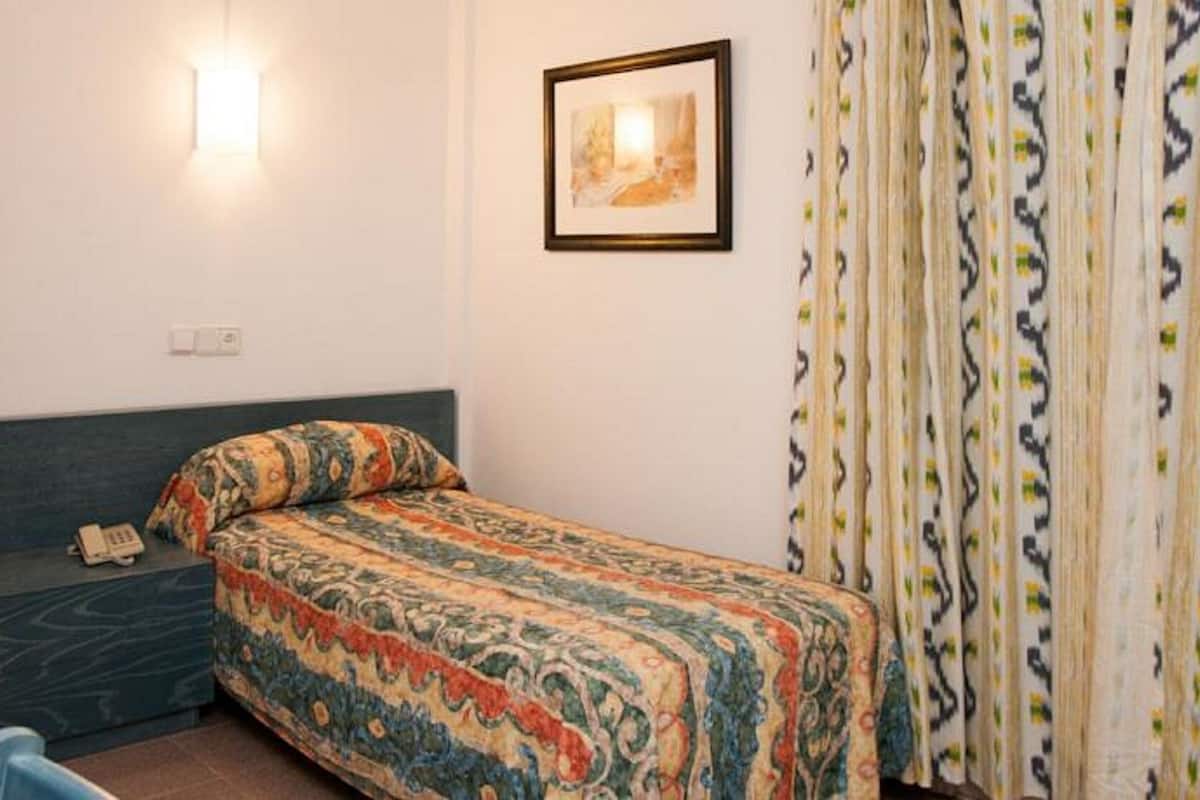 Bureau, chambres insonorisées, lits bébé (gratuits), Wi-Fi gratuit