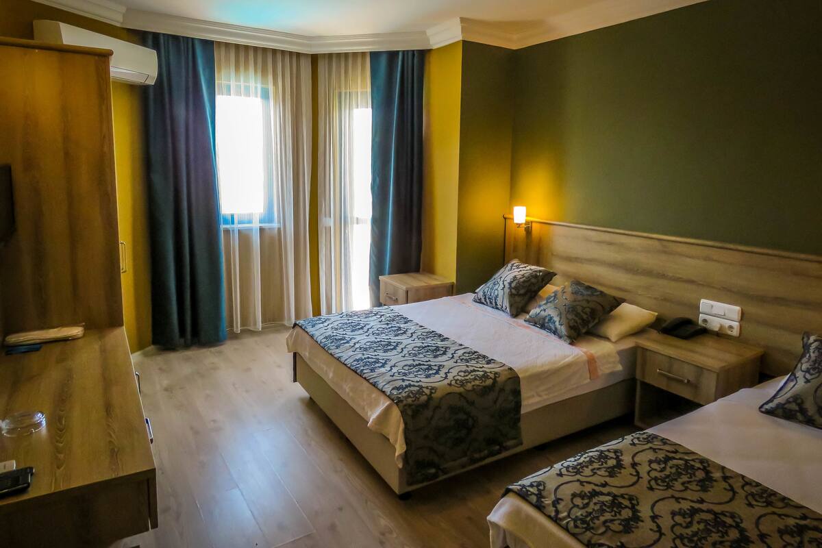Standard Room | In-room safe, cribs (free), WiFi (free)