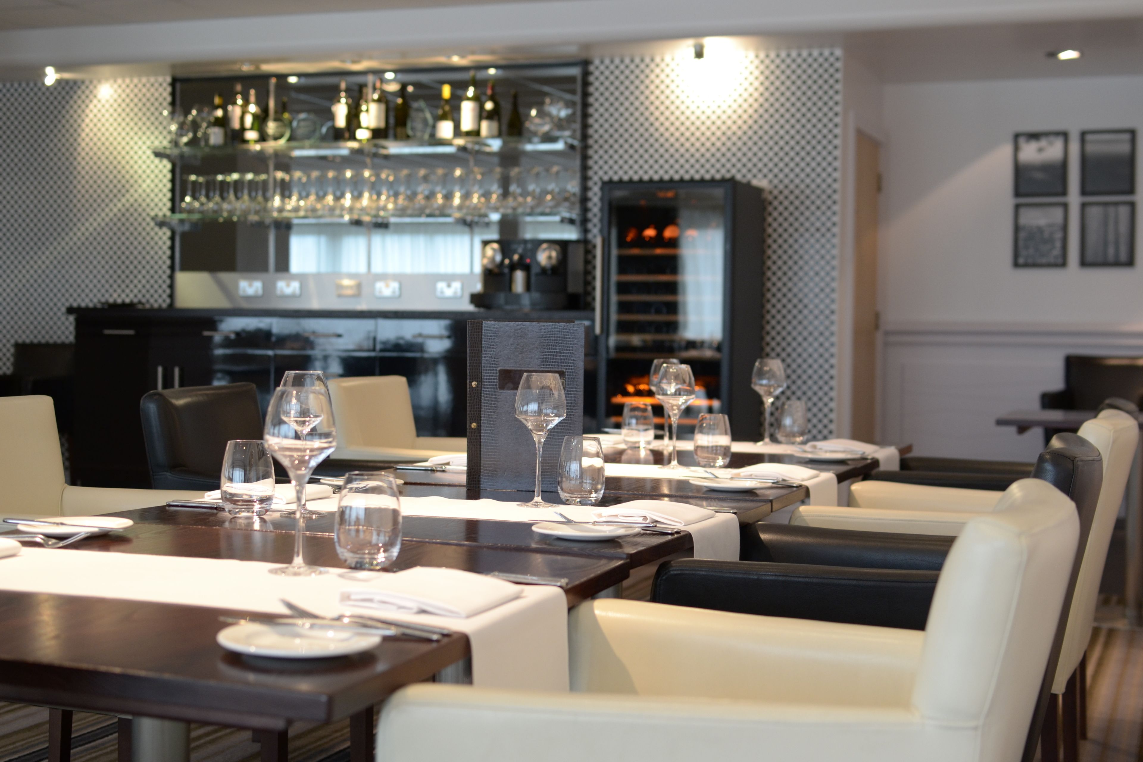 2 restaurants, breakfast served