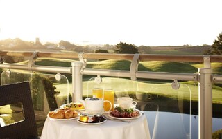 Colchones con pillow-top y caja de seguridad en la habitación 