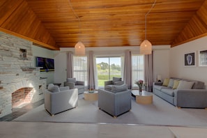 Executive-Ferienhaus, 3 Schlafzimmer (Family) | Wohnbereich | Flachbildfernseher