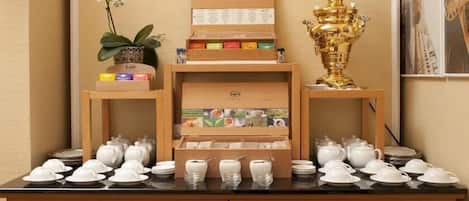 Petit déjeuner buffet (12 EUR par personne)