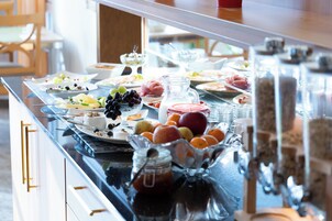 Desayuno buffet diario (EUR 12 por persona)