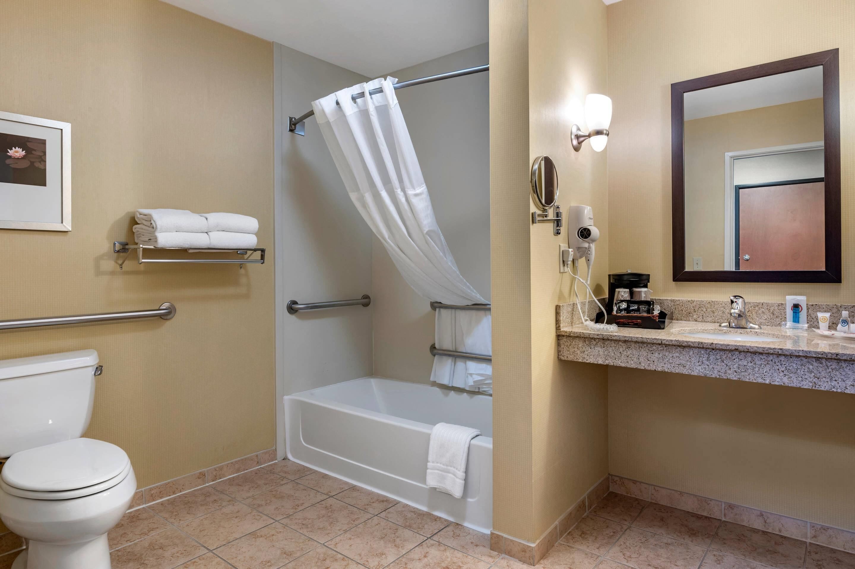 Un baño con inodoro, ducha y zona de lavamanos.