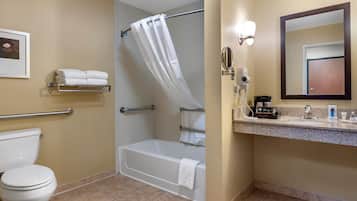 Un baño con inodoro, ducha y zona de lavamanos.