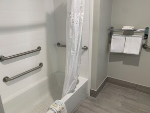 Combined shower/bathtub, free toiletries, hair dryer, towels