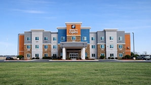 Un edificio de Holiday Inn Express con un diseño moderno, que cuenta con una entrada central y varios pisos.