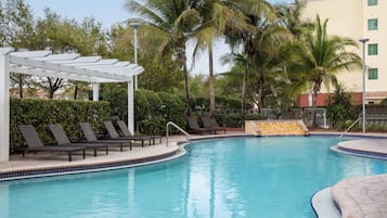 Alberca al aire libre y sombrillas en la alberca