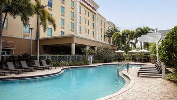Una piscina al aire libre, sombrillas