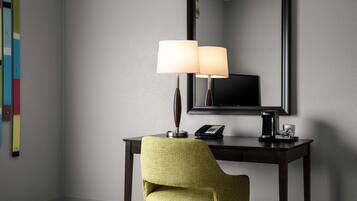 Una cassaforte in camera, una scrivania, postazione laptop