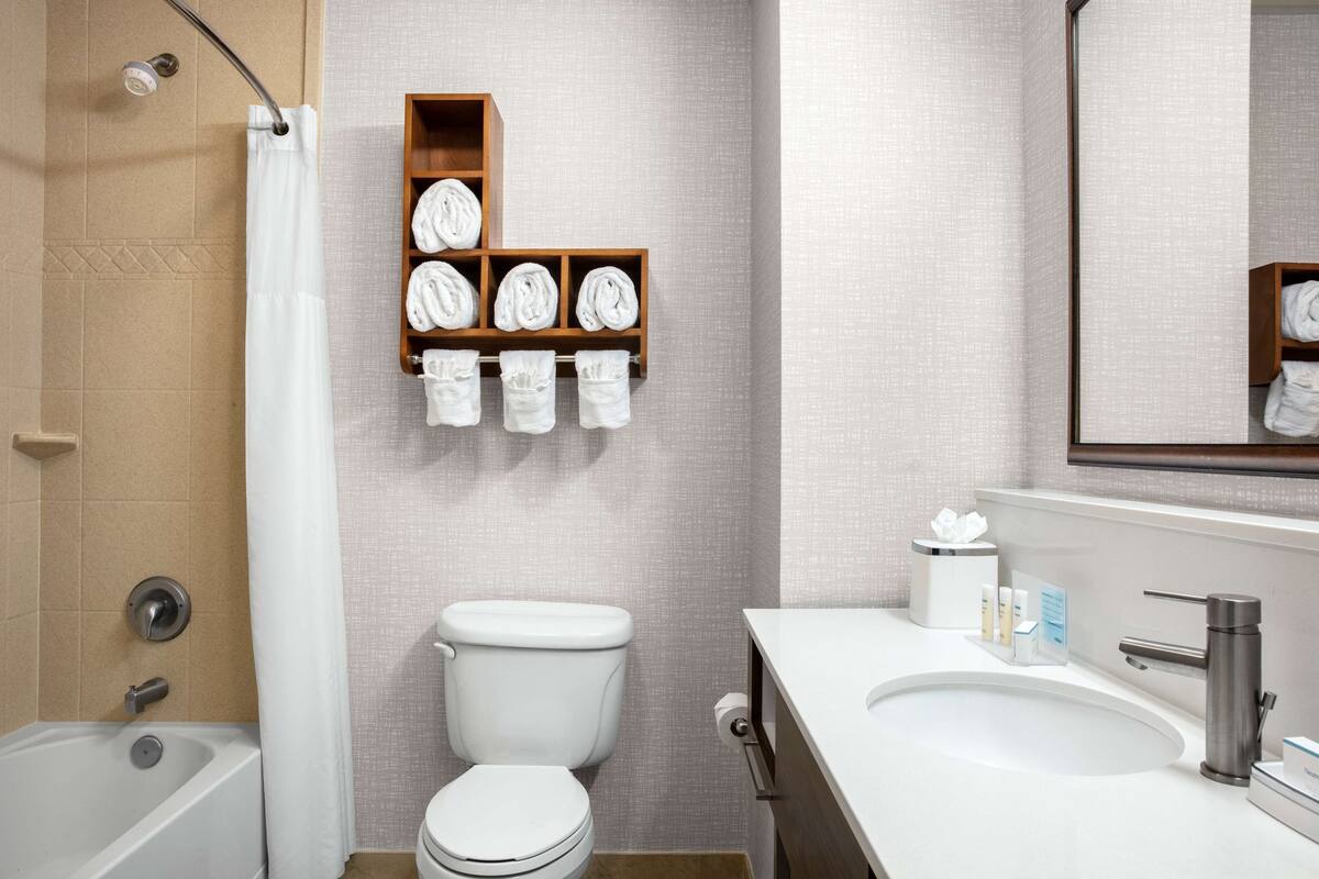 combined shower/bathtub, deep-soaking bathtub, free toiletries