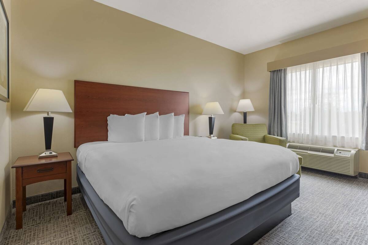 individually decorated, individually furnished, desk, laptop workspace