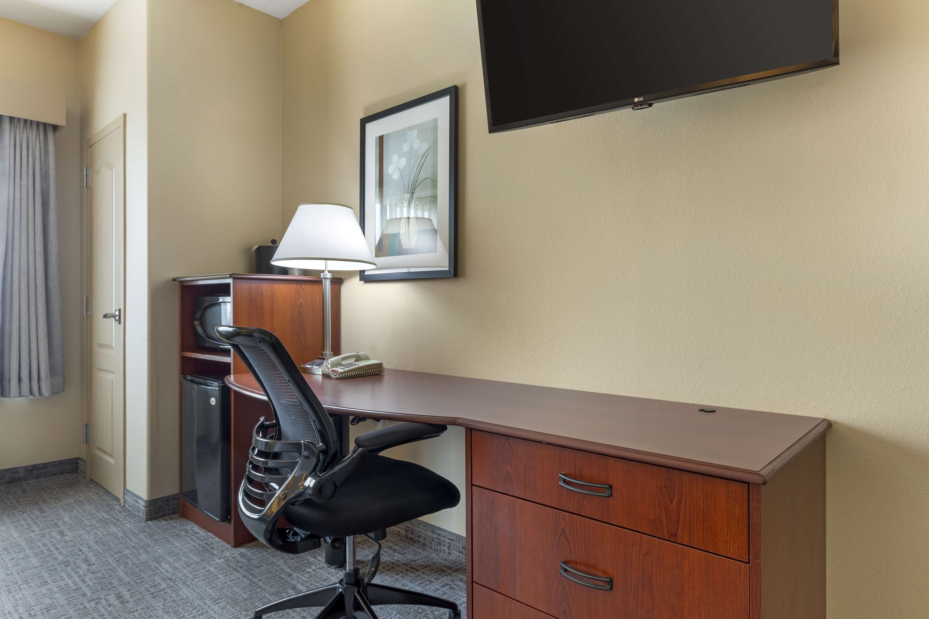 individually decorated, individually furnished, desk, laptop workspace