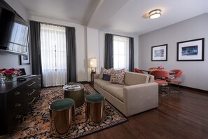 Suite, 1 King Bed (Studio ) | Living area