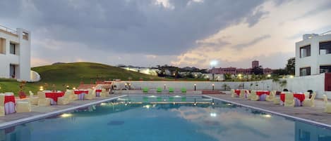 Outdoor pool, sun loungers