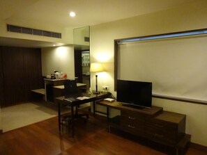 Premium bedding, pillowtop beds, minibar, in-room safe - Minerva Grand Banjara Hills (Hyderabad)