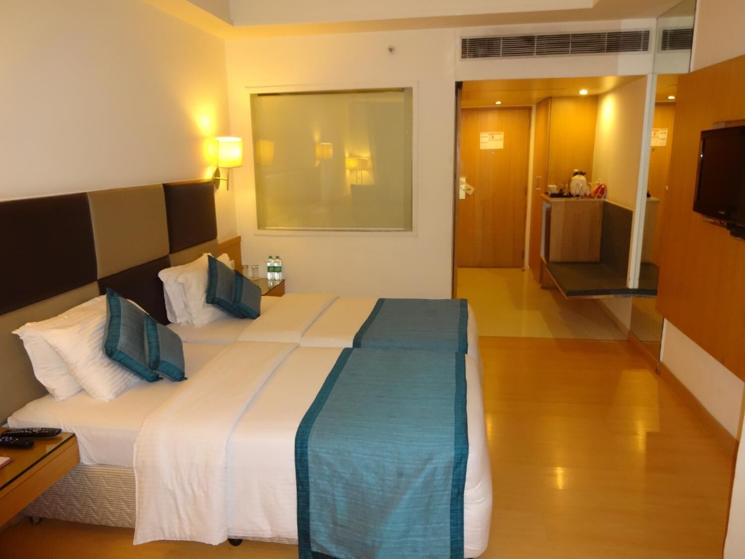 Ropa de cama de alta calidad, colchones con pillow-top y minibar 