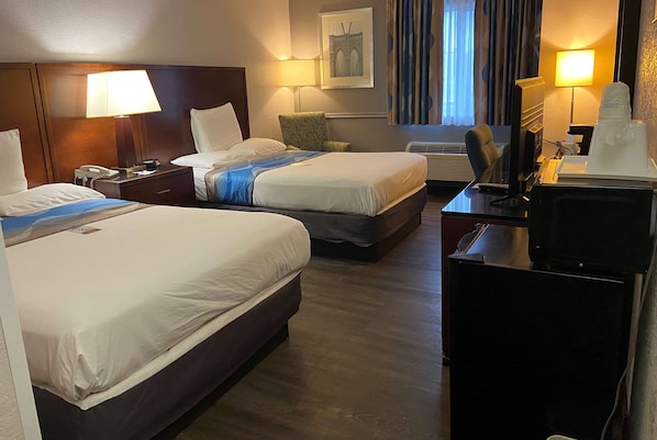 Habitación, 2 camas matrimoniales, con acceso para personas discapacitadas (Bathtub) | Escritorio, espacio para trabajar con laptop y cortinas blackout