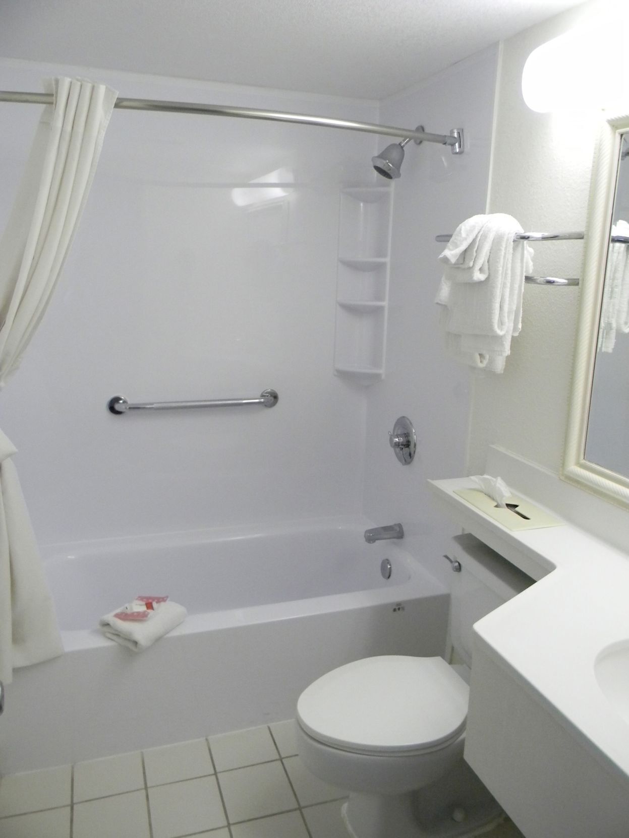 Bathroom | Combined shower/tub, free toiletries, hair dryer, towels