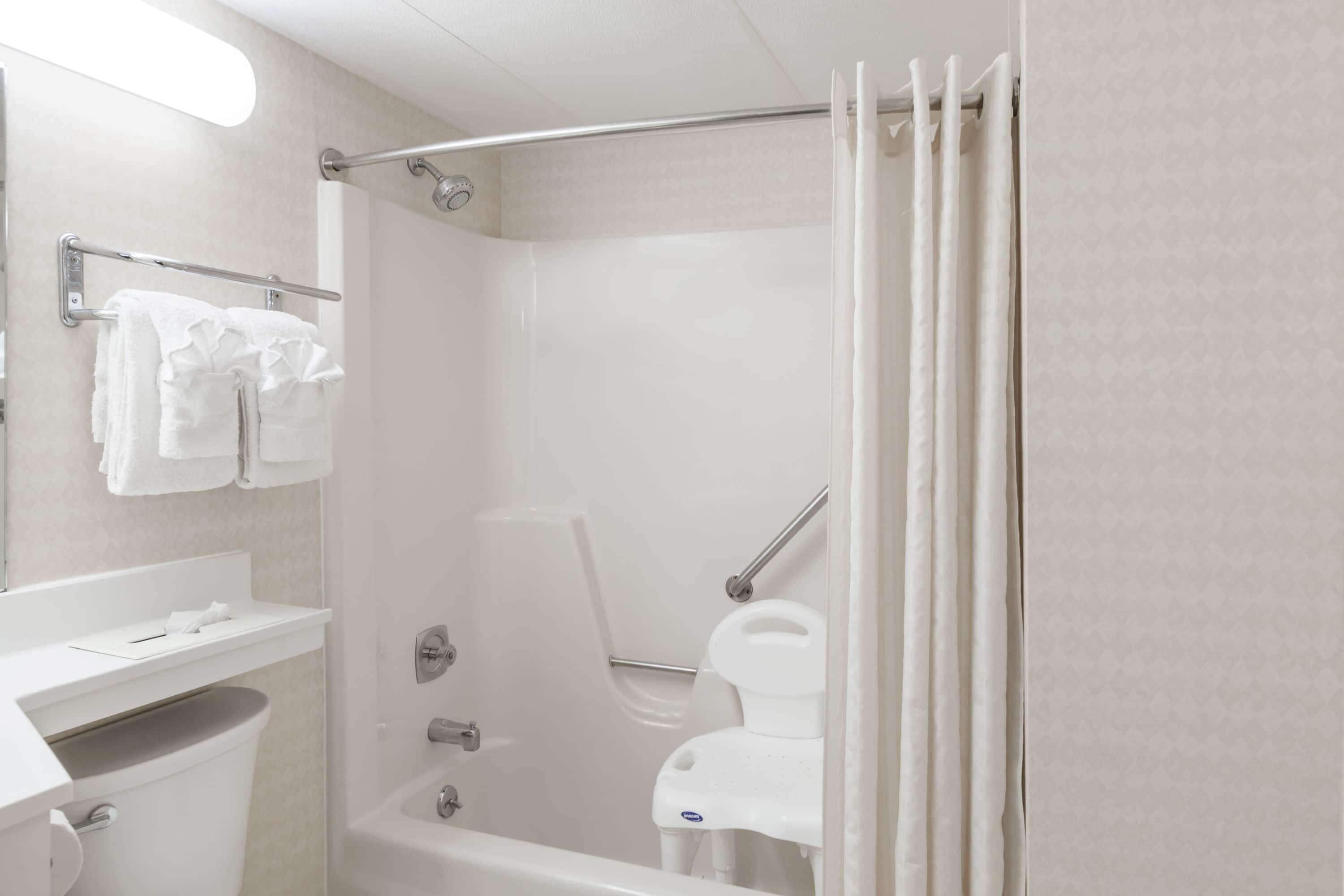 Un baño moderno con cabina de ducha, inodoro y lavabo.