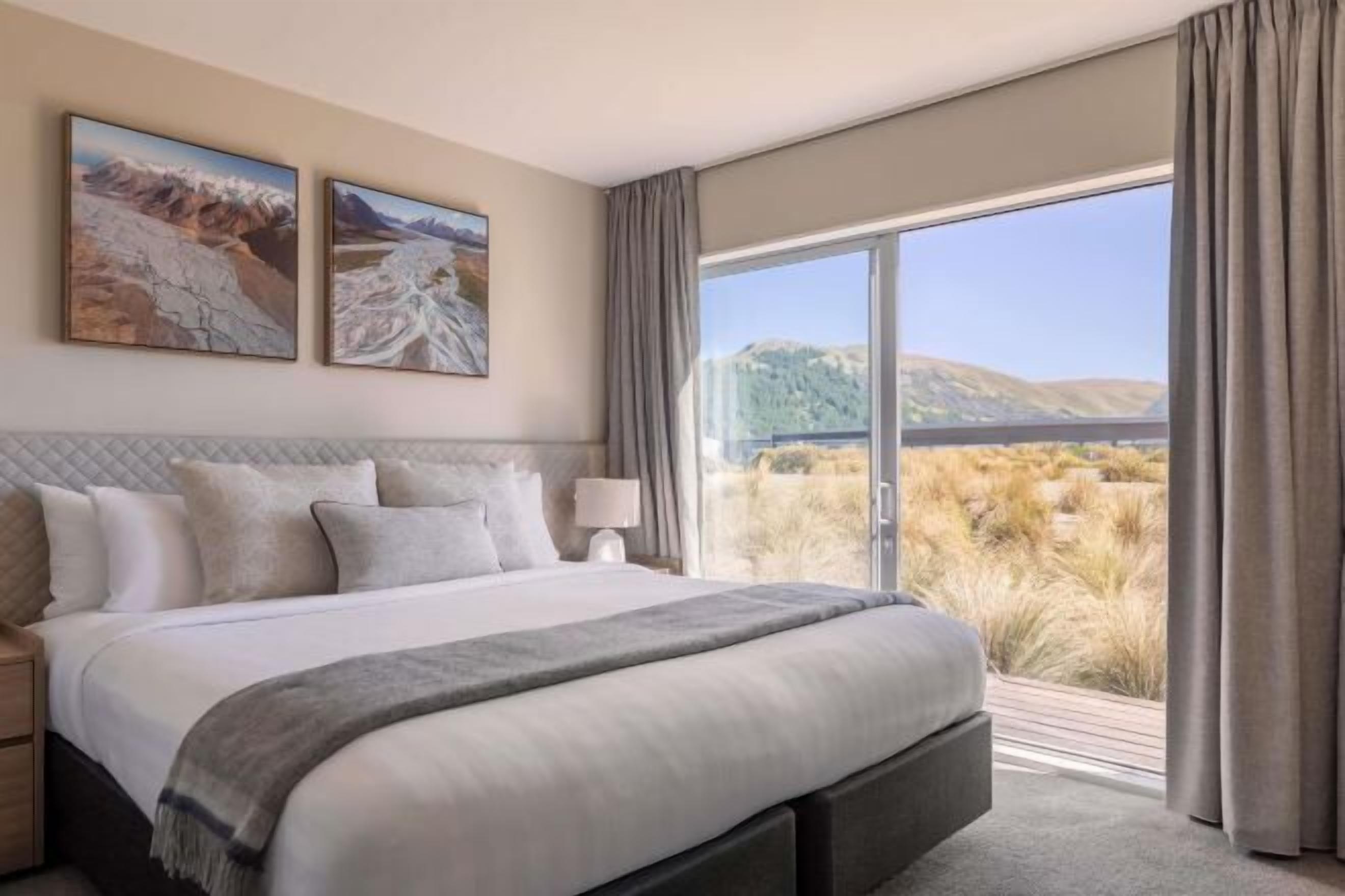 Rideaux occultants, chambres insonorisées, fer et planche à repasser