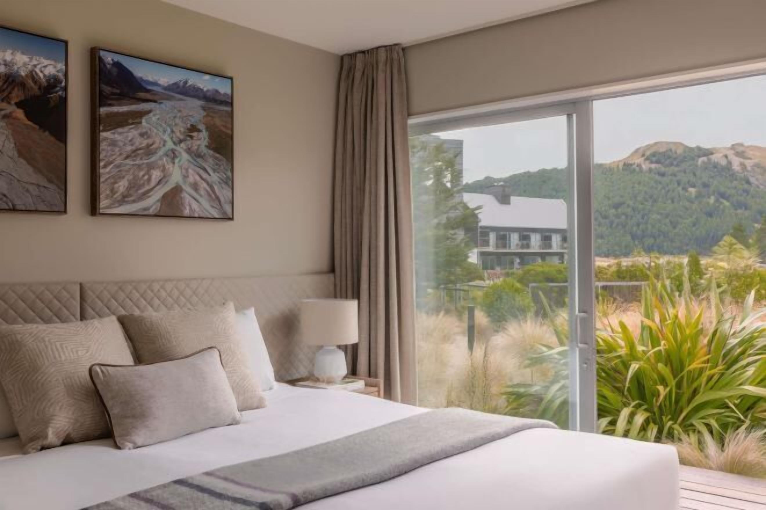 Rideaux occultants, chambres insonorisées, fer et planche à repasser