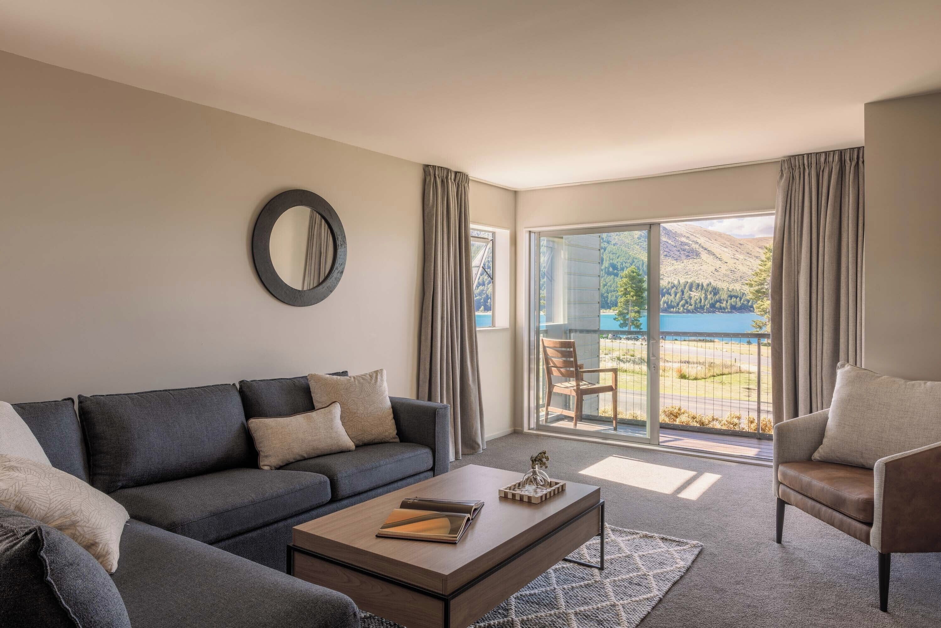 Rideaux occultants, chambres insonorisées, fer et planche à repasser