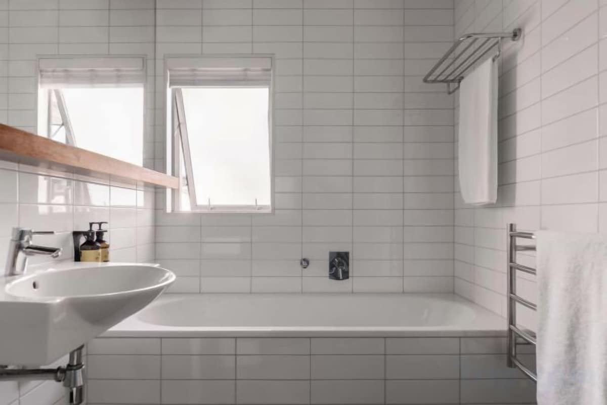 Baño | Ducha, artículos de higiene personal gratuitos y secador de pelo