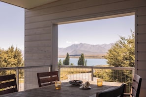 Verdunkelungsvorhänge, schallisolierte Zimmer, Bügeleisen/Bügelbrett