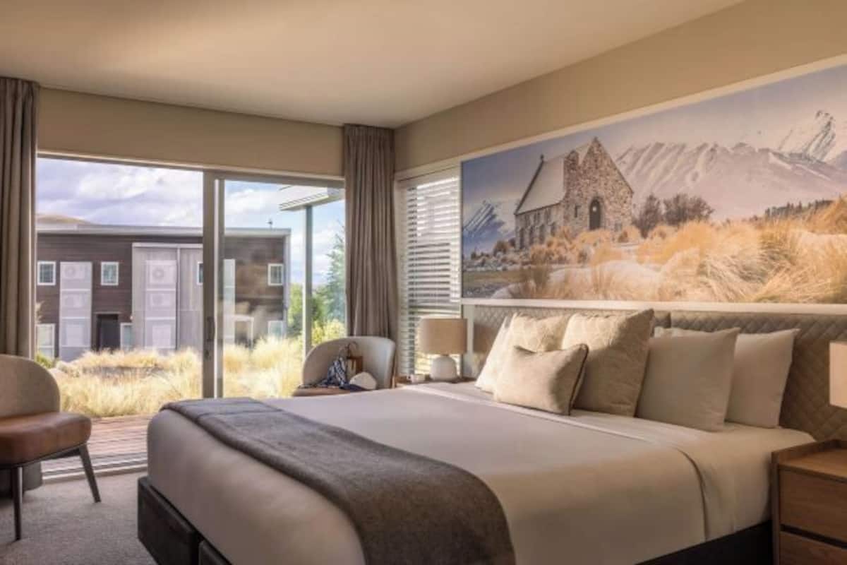 Blackout curtains, soundproofing, iron/ironing board, free WiFi