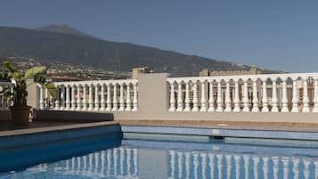 Piscina externa, espreguiçadeiras