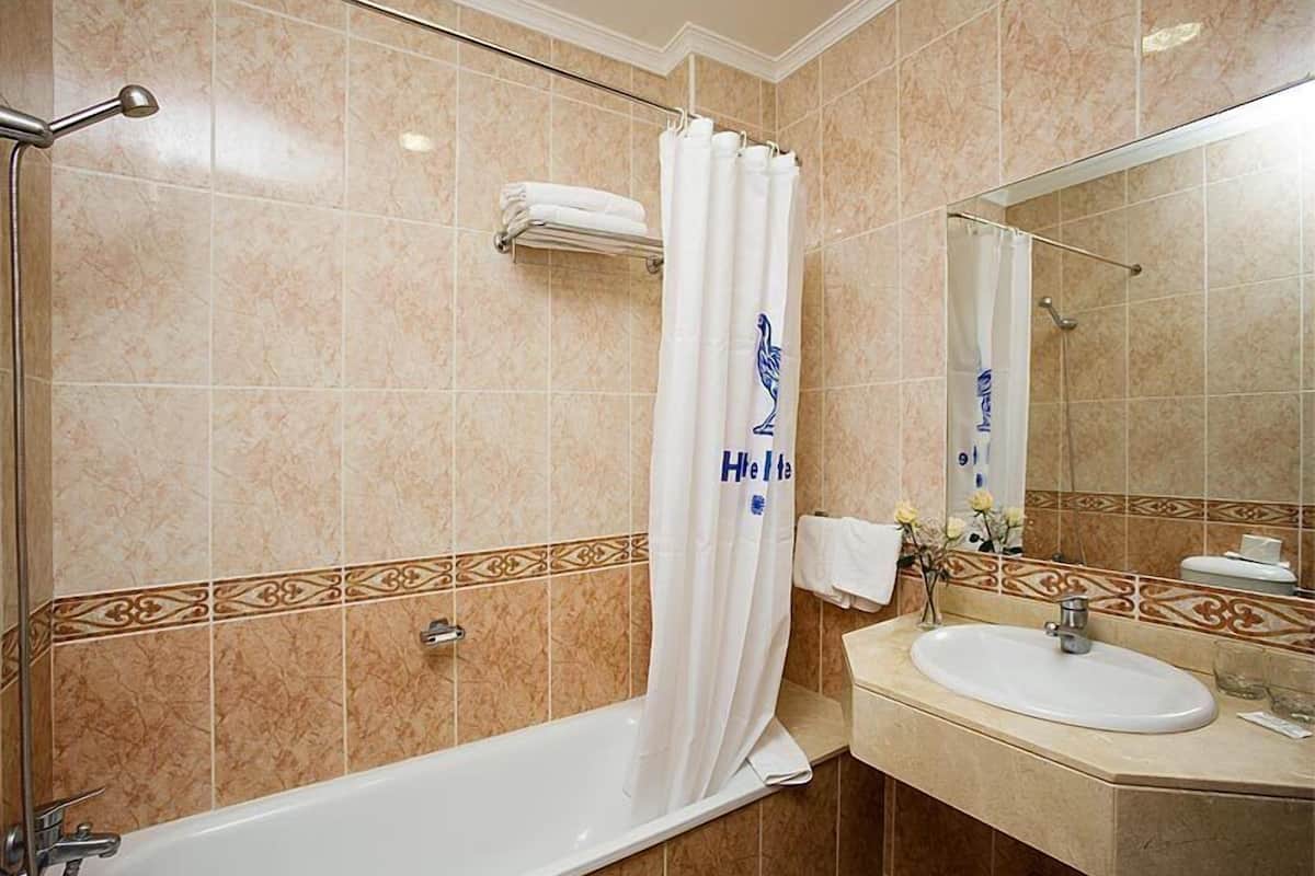 ฝักบัว, ไดร์เป่าผม (มีให้บริการตามคำขอ), ผ้าเช็ดตัว, สบู่