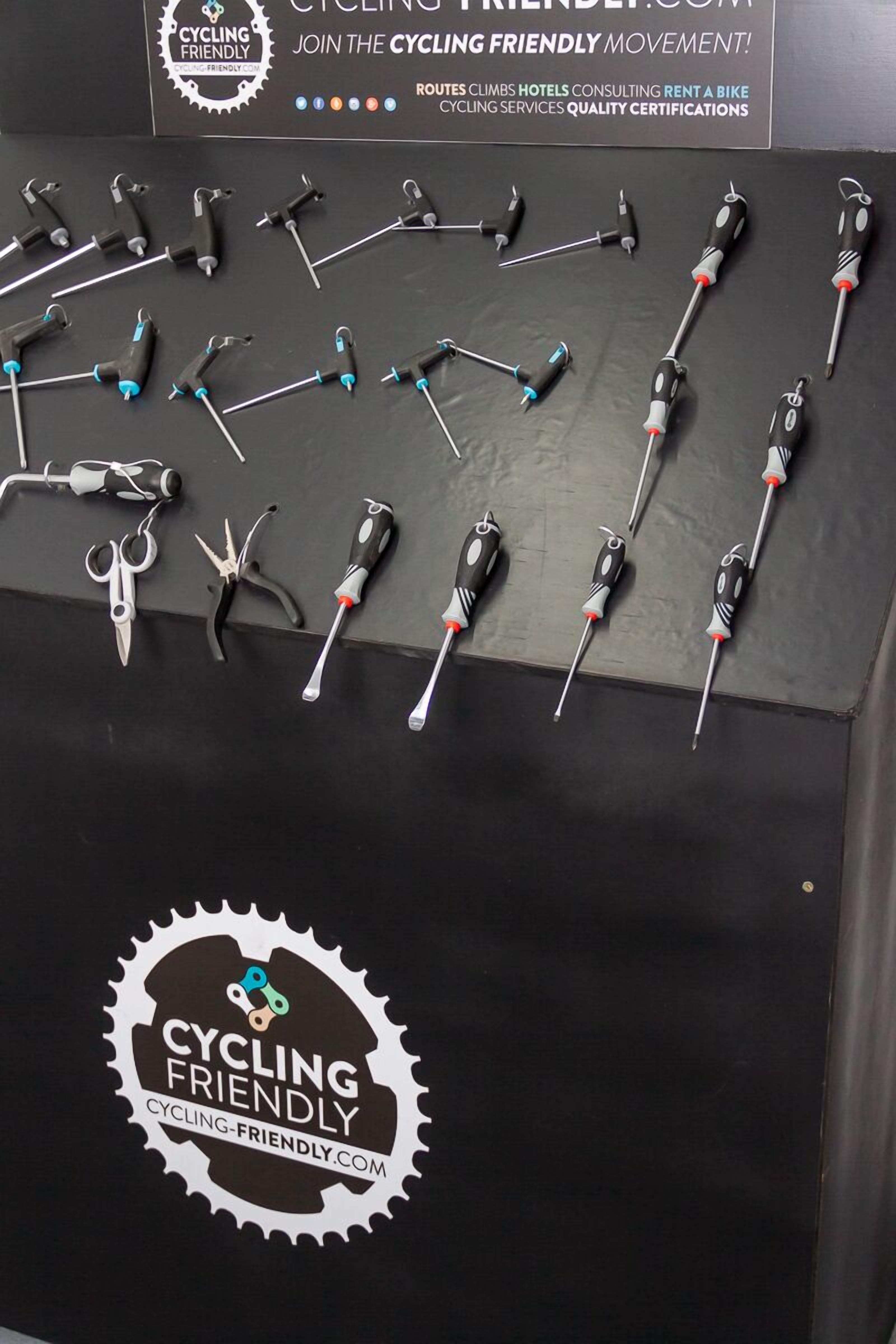 Eine Auswahl an Fahrradwerkzeugen, darunter Schlösser, Ketten und eine Fahrradpumpe.