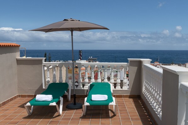 Outdoor pool, pool loungers - Hotel Marte (Puerto de la Cruz)