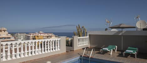 Outdoor pool, sun loungers