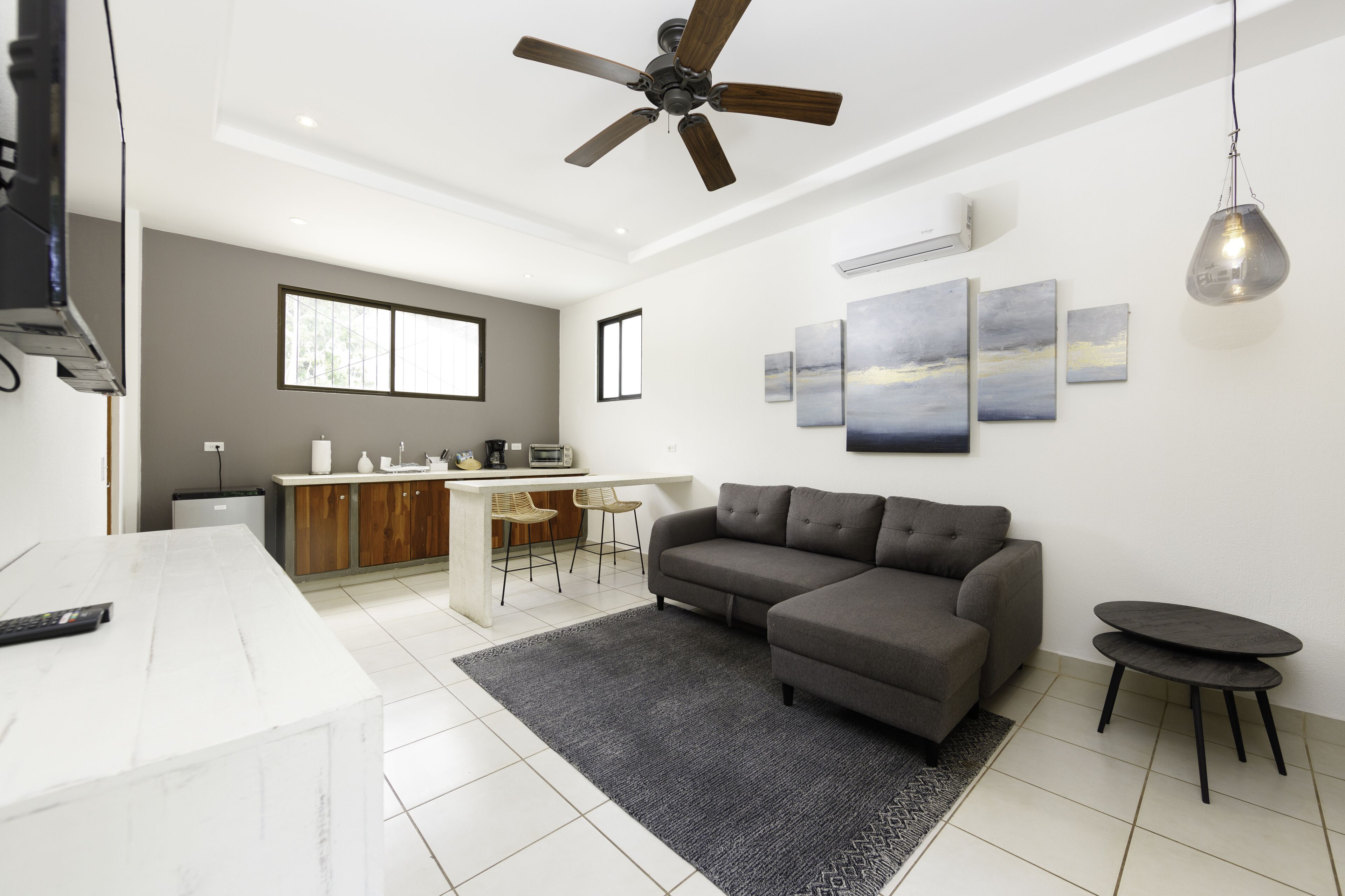 suite, multiple beds | living area