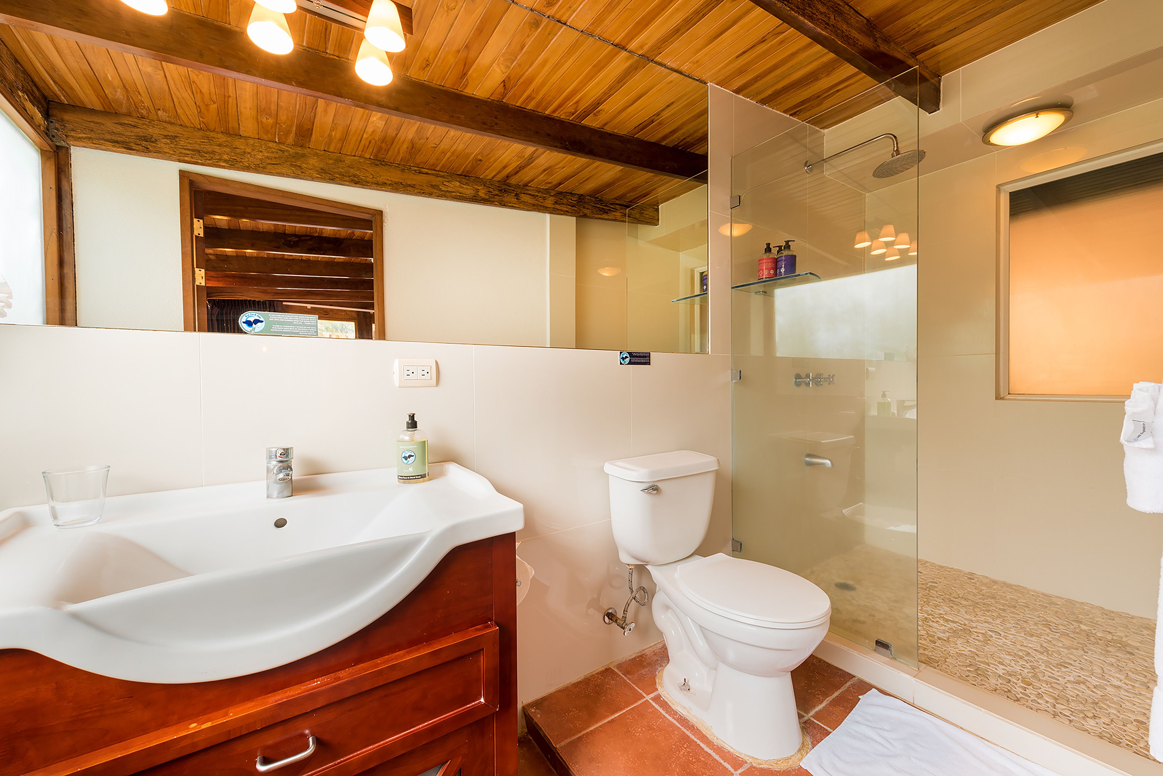 bungalow | bathroom | shower, free toiletries, hair dryer, towels