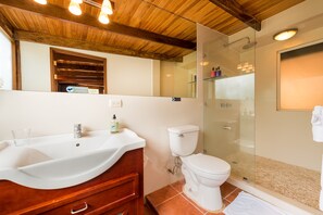 Bungalow | Badezimmer | Dusche, kostenlose Toilettenartikel, Haartrockner, Handtücher