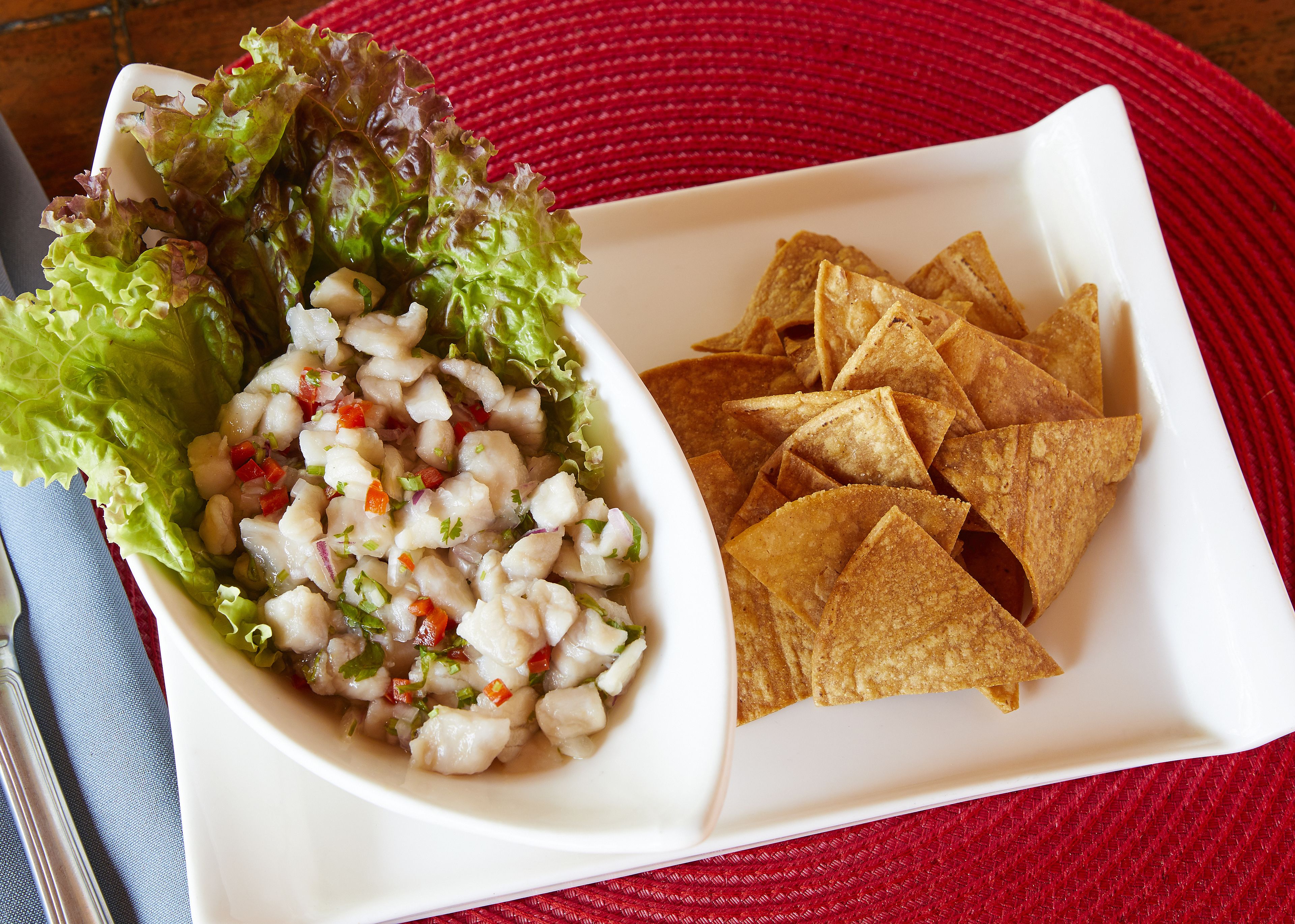 บริการอาหารเช้า อาหารกลางวัน อาหารเย็น, อาหารท้องถิ่น, วิวทะเล 