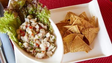 Petit déjeuner, déjeuner et dîner servis sur place, vue sur la mer