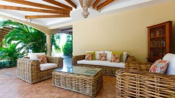 Coin salon dans le hall