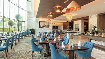 3 restaurants; breakfast, lunch, dinner, and brunch served
